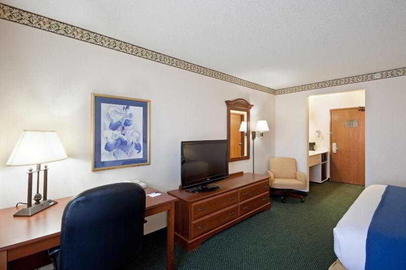 Holiday Inn Express Boston/Milford Hotel, An Ihg Hotel Room photo